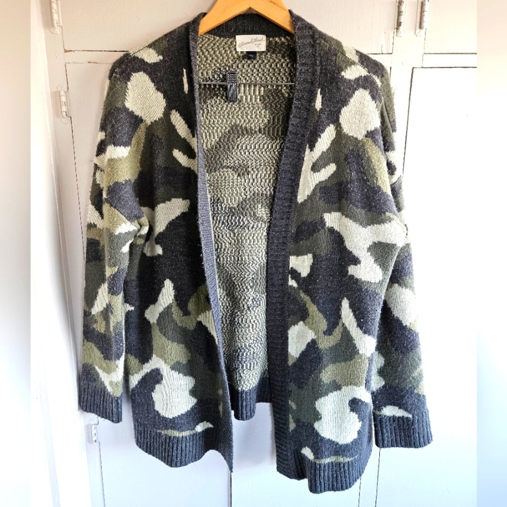 Universal Thread Camo cardigan sweater Size L